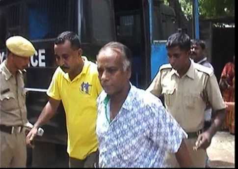 মুচকি হেসে আদালতে ঢুকলেন নূর হোসেন